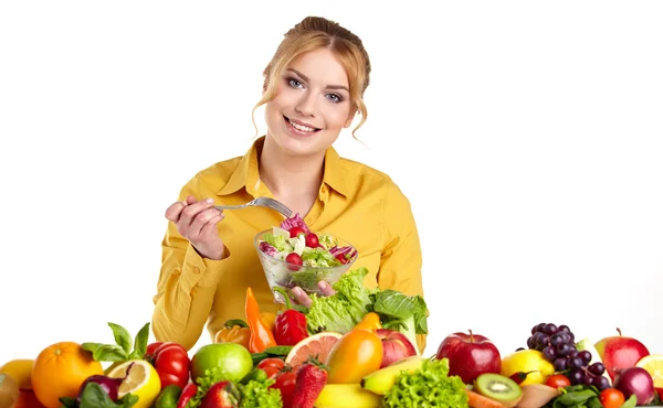 Femme aux légumes et fruits — Photo