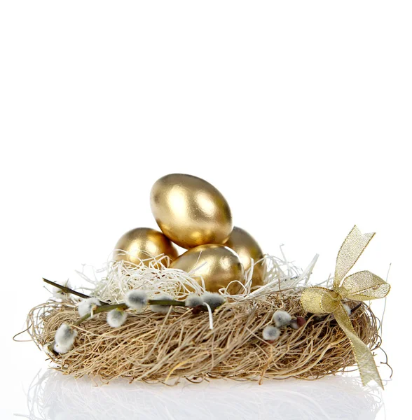 Goldenes Ei im Nest — Stockfoto