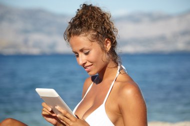 kadın eBook sahilde okuma