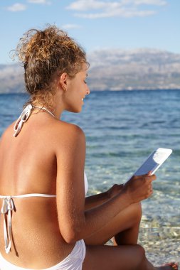 kadın eBook sahilde okuma