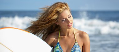 sörfçü kız bikini surfboard ile