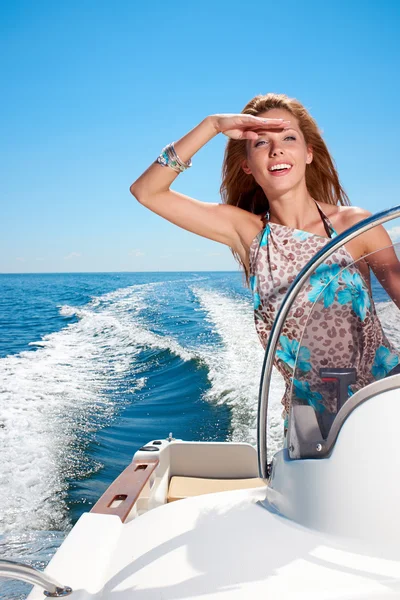 Chica conduciendo un barco a motor — Foto de Stock