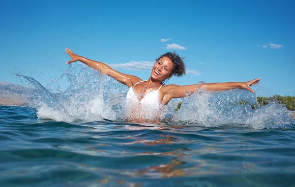 Woman splashing water — Stock Photo, Image