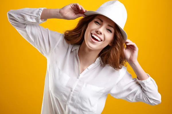 Mulher usando chapéu elegante — Fotografia de Stock