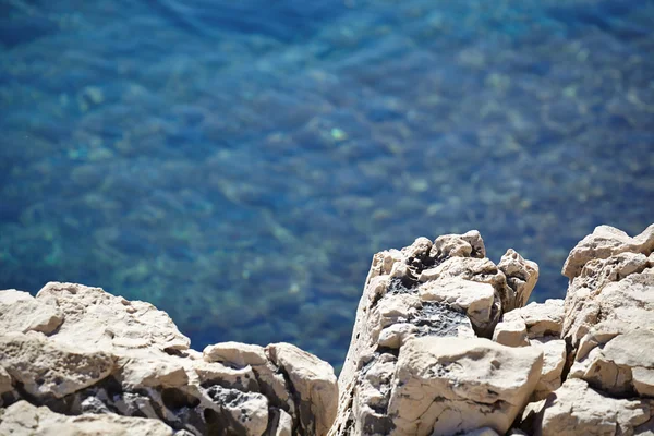 Steine in einem blauen Meer — Stockfoto
