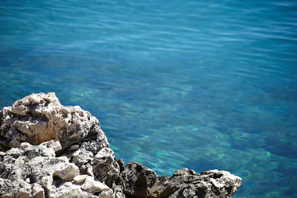 Камни в голубом море — стоковое фото