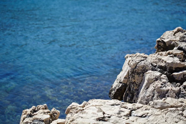 Piedras en un mar azul —  Fotos de Stock