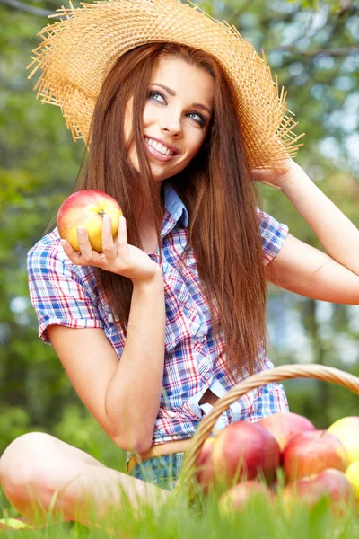 Kadın yeme organik elma — Stok fotoğraf