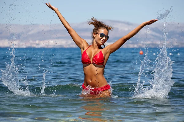 Girl playing in the sea — Stock Photo, Image