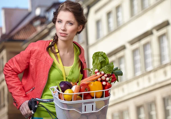 Mujer con bicicleta y comestibles —  Fotos de Stock