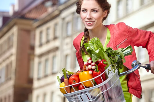 Donna con bicicletta e generi alimentari — Foto Stock