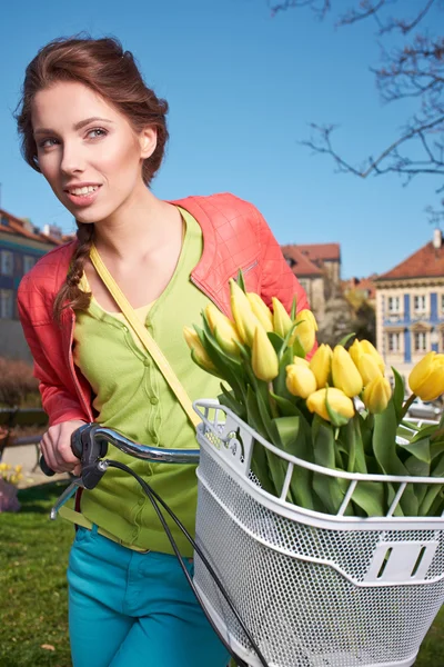 Mulher primavera com flores — Fotografia de Stock