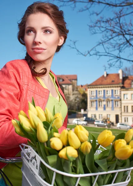 Весняна жінка з квітами — стокове фото
