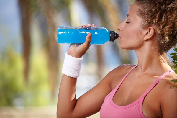 Donna sportiva con bottiglia d'acqua — Foto Stock