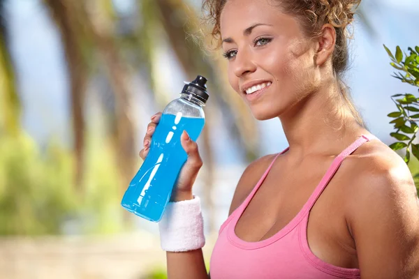 Mulher desportiva com garrafa de água — Fotografia de Stock