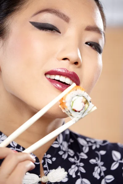 Vrouw met een plaat van sushi — Stockfoto