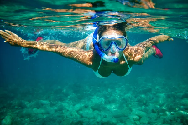 Frau beim Schnorcheln im tropischen Wasser — Stockfoto