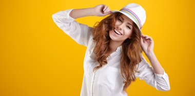 Studio gülümseyen kadın