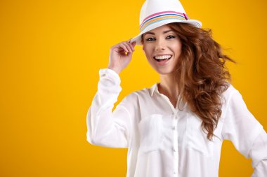 Studio gülümseyen kadın