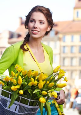 çiçekli kadın holding Bisiklet