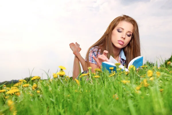 Mulher no livro de leitura de campo verde — Fotografia de Stock