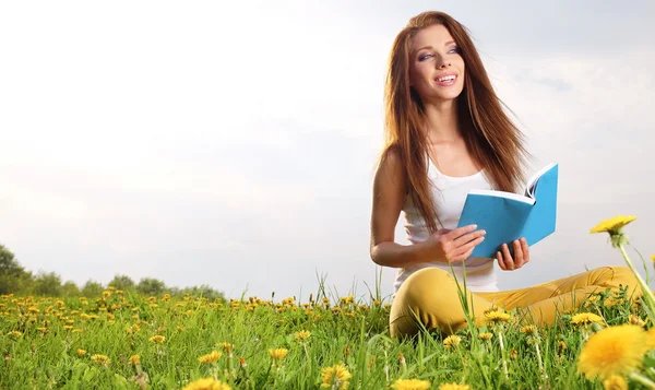 Mulher no livro de leitura de campo verde — Fotografia de Stock