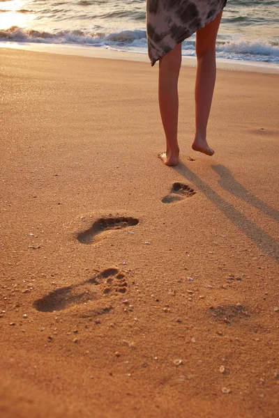 Ślady na piasku plażowym — Zdjęcie stockowe