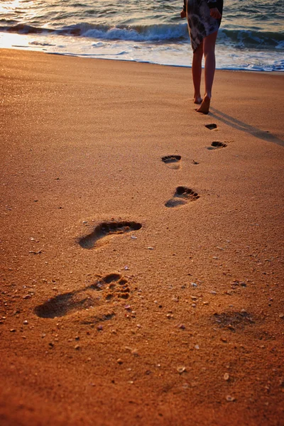 Ślady na piasku plażowym — Zdjęcie stockowe