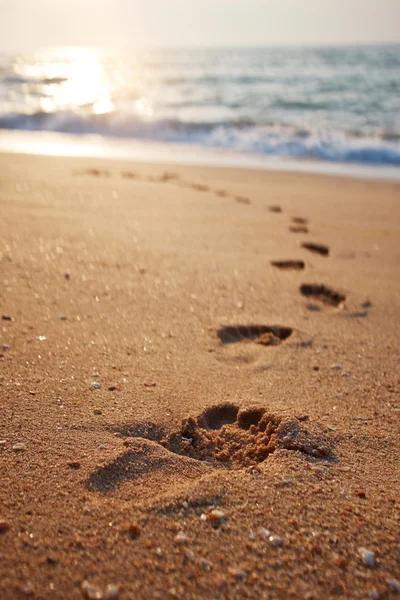 Huellas en la playa arena — Foto de Stock