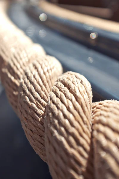 Barco de vela proa, detalle cubierta de madera — Foto de Stock