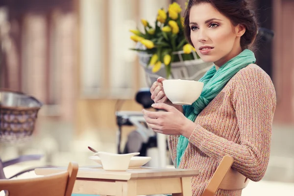 Vrouw die koffie drinkt — Stockfoto