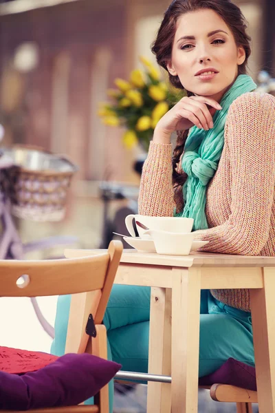 Mujer bebiendo café — Foto de Stock