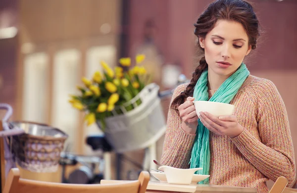 Vrouw die koffie drinkt — Stockfoto