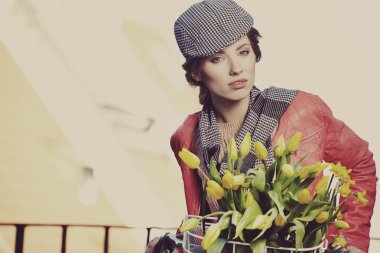 kadın sokakta bir bisiklet ile