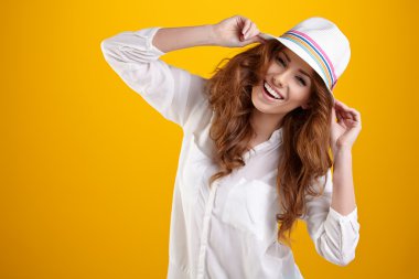 Bahar şapkalı kadın