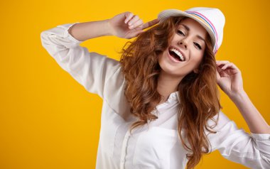 Bahar şapkalı kadın