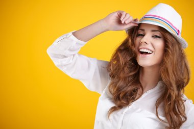 Yaz gülümseyen kadın