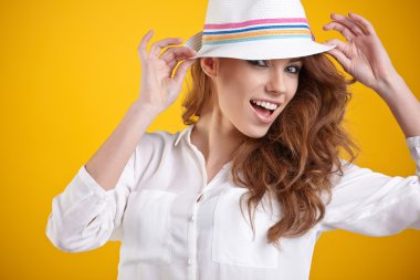 молодий щаслива дівчина в капелюсі