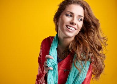 Yaz gülümseyen kadın