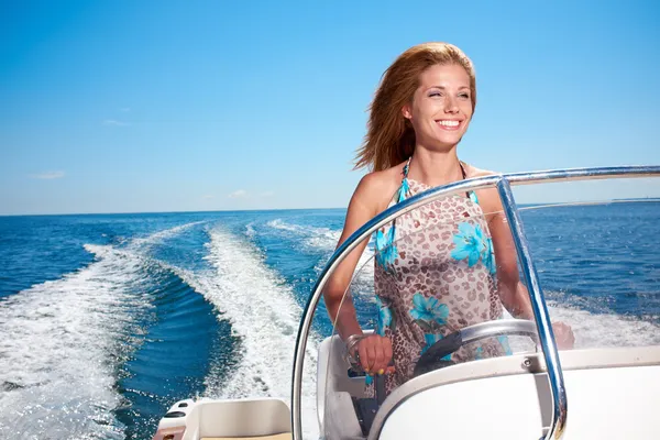 Chica joven conduciendo un barco a motor — Foto de Stock