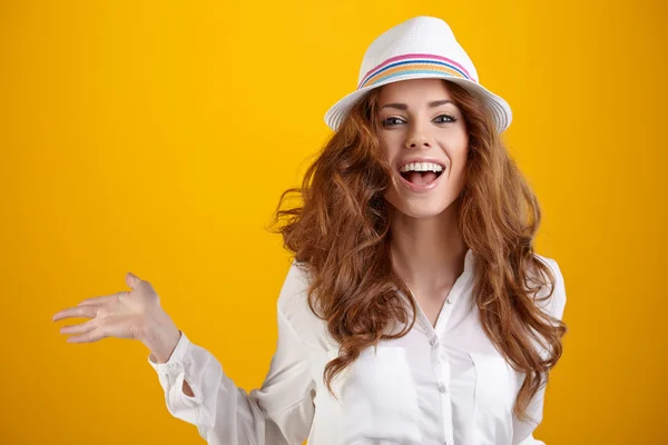 Vrouw met lente hoed — Stockfoto