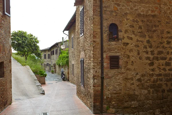 Stretto vicolo con vecchi edifici — Foto Stock