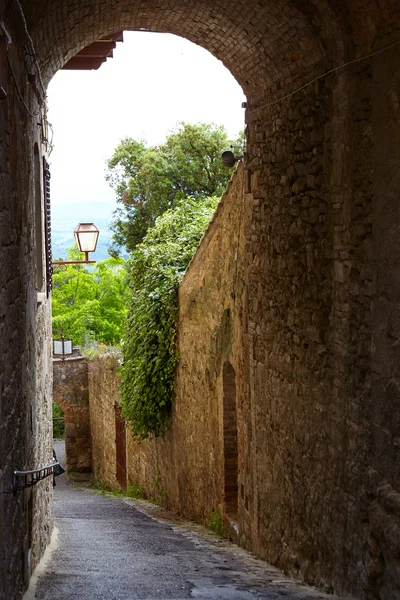Narrow Alley With Old Buildings — Stock Photo, Image