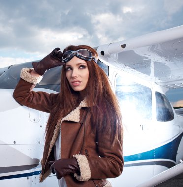 kadın pilot uçağın önünde