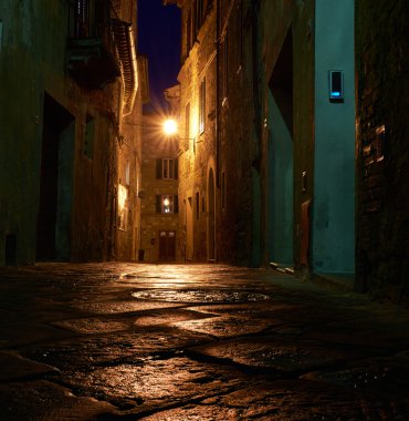 Pienza ışıklı cadde