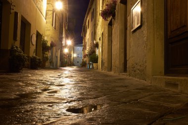 Pienza ışıklı cadde