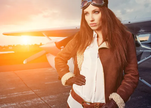 Mulher piloto na frente do avião — Fotografia de Stock