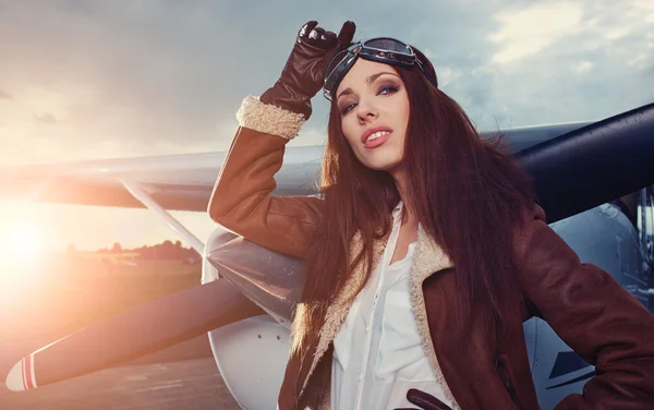 Woman pilot in front of airplane — Stock Photo, Image