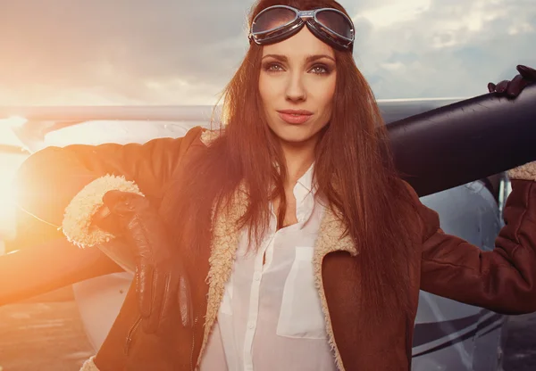 Femme pilote devant l'avion — Photo