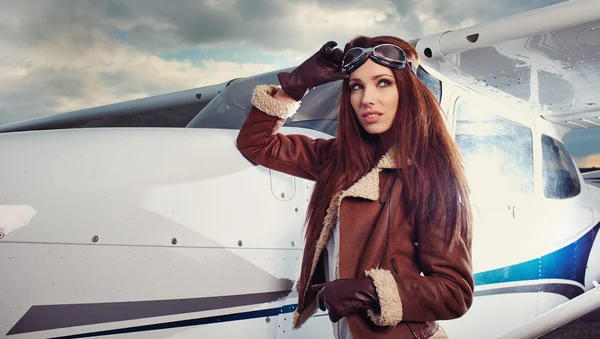 Mujer piloto delante del avión — Foto de Stock